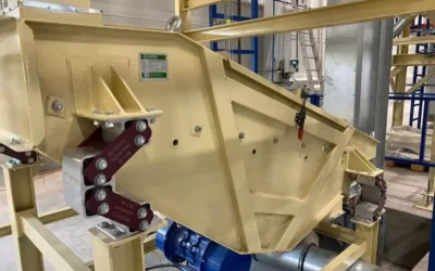 How do vibrating screens enable efficient pellet cleaning?